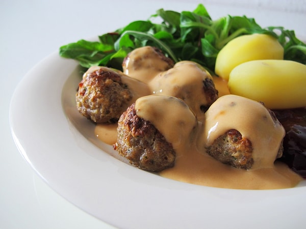 8. "Köttbullar" isimli görseldeki yemek hangi ülkeye aittir?