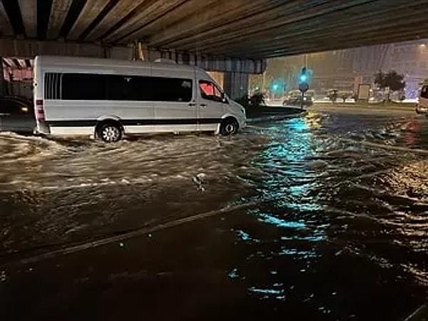 Şiddetli yağış nedeniyle yollarda su birikintileri oluştu. Araçlar ve yurttaşlar yolda ilerlemekte güçlük çekti.