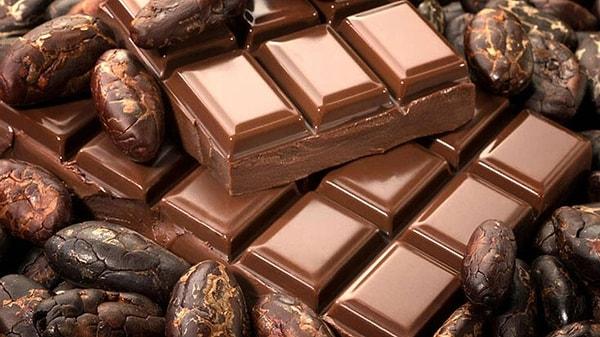 Özellikle güney yarımkürede havanın daha sıcak ve kuru hale gelmesine yol açan El Niro’nun Batı Afrika’daki olumsuz etkisiyle, çikolatanın ham maddesi olan kakaonun fiyatı son 1 yılda iki katından fazla artış gösterdi.