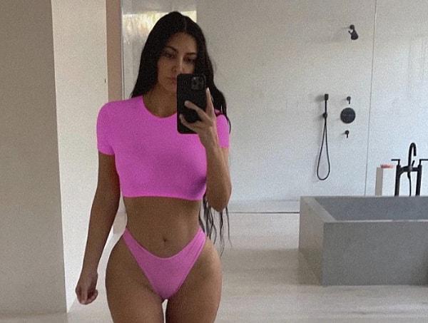 Son derece abartılı vücut hatlarıyla ünlenmiş hatta bununla kendine gelir kapısı elde etmiş Kim Kardashian'ın fiziği magazin manşetlerine sayısız kez konu olmuştu.