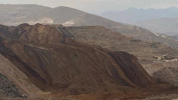 Erzincan'da Çöpler Altın Madeni'nde meydana gelen faciada, yaşananlar yakından izleniyor. 9 işçinin göçük altında kaldığı facia göz göre göre gelirken, maden sahası siyanür sızıntısı nedeniyle daha önce de ceza alan Anagold Madencilik tarafından işletiliyordu.