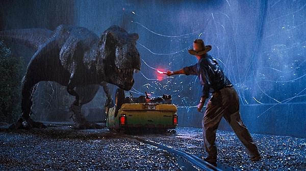 13. Chris Pratt'in Jurassic World filmindeki karakteri, orijinal Jurassic Park filminde tıpkı bir dinozor bilgesi gibi davranan ufak tefek bir çocuktu.