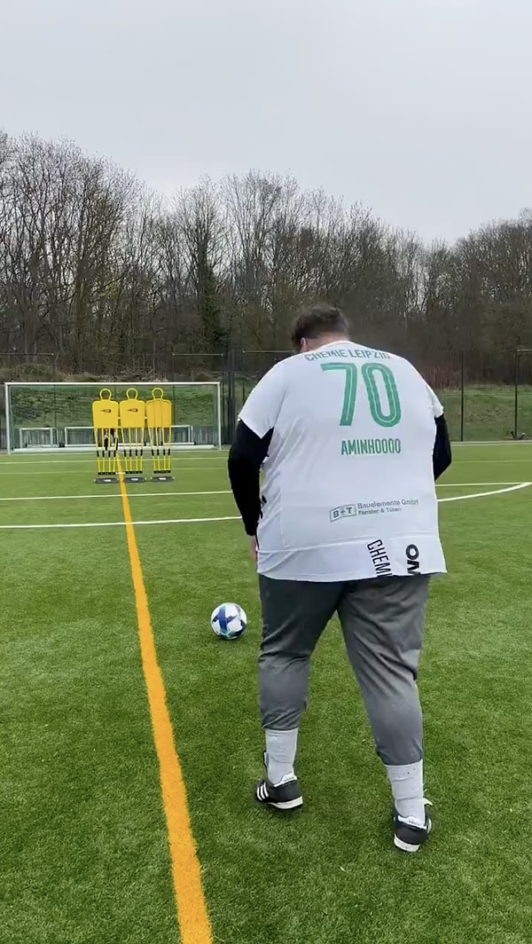 Şut tekniğiyle büyüleyen futbolcunun attığı goller sosyal medyada viral oldu.