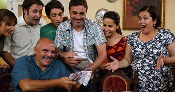2009 yılında Kanal D ekranlarında yayınlanmaya başlayan ve üç sezon süren 'Geniş Aile' dizisi Türk televizyon tarihinin en unutulmayacak yapımları arasında.