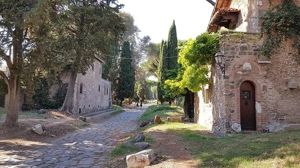 7. İtalya'da bulunan Via Appia Antica yolu. Roma şehrinde bulunan en eski ve en önemli yollardan biridir. Bu yolu bugün hala yürümek mümkündür. (M.Ö 312)