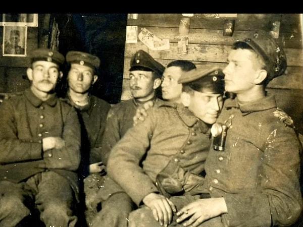 8. 1. Dünya Savaşında bir hendek sığınağındaki Alman askerlerinin fotoğrafı. (1917)