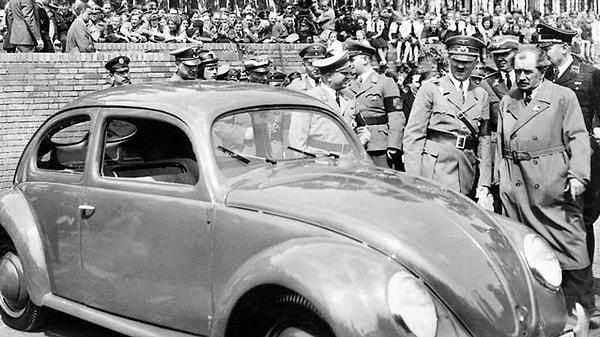 9. Gelecekteki Volkswagen otomobil fabrikasının temel atma töreni sırasında Adolf Hitler ve Ferdinand Porsche. (1938)