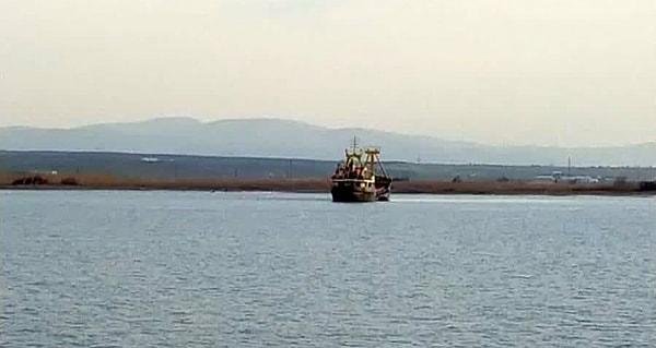 Kıyı Emniyet Müdürlüğü'nden yapılan açıklamada, İmralı Adası'nın güüneybatısında gövdesine su alan 'BATUHAN A' isimli gemi için KEGM-6 ve KIYEM-4 hızlı tahlisiye botlarının olay yerine ivedilikle yönlendirildiği kaydedildi.