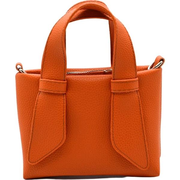 9. Uygun fiyatlı, kombinlerinize renk katacak mini boy omuz çantası.