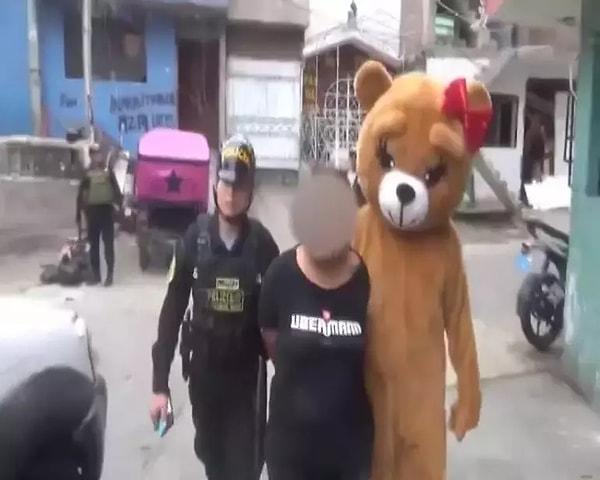 Oyuncak ayı kostümü giymiş bir gizli polis elinde sahte hediyeyle gelerek uyuşturucu satıcısının kapısını çaldı.