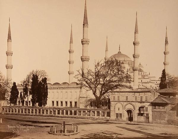 Sultanahmet Camii ve önünde Yılanlı Sütun