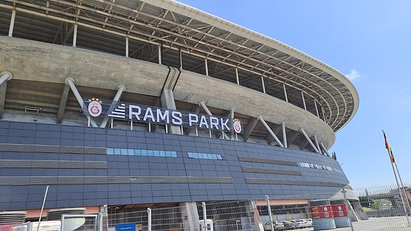 İstanbul Sarıyer'de bulunan Galatasaray RAMS Park Stadyum'u etrafında araçlarını park edenlerden ücret talep eden kişilere yönelik denetime başladı.