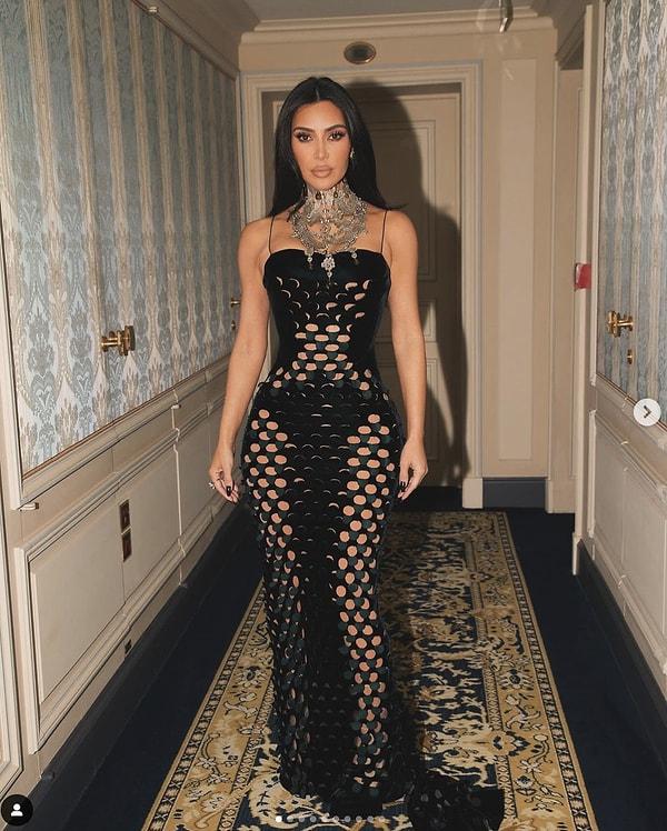 Kim Kardashian'ın aşırı marjinal delikli siyah elbisesi ile feminen görüntüsünü nasıl buldunuz?