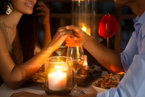 14 Şubat Sevgililer Günü için en bilindik kutlama biçimi hiç şüphesiz romantik bir akşam yemeğidir.