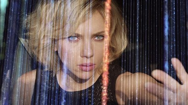 Luc Besson tarafından yönetilen 2014 yapımı 'Lucy', vücuduna nüfuz eden yüksek teknoloji ürünü bileşenlerle insan üstü güçler kazanan Lucy'nin hikayesini anlatıyor. Filmde Lucy'i Scarlett Johansson canlandırıyor.