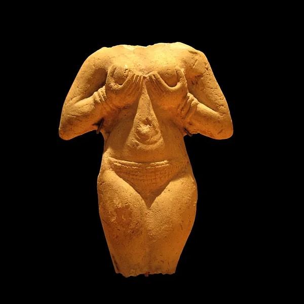 5. İran'ın eski Susa kentinde bulunan çıplak bir kadın heykeli. Susa şehri, Ahameniş İmparatorluğu'nun (MÖ 550-330) kış başkenti olan Elam'ın başkenti (MÖ 3200-539) olarak hizmet vermiştir. Şehir, Part (MÖ 247-MS 224) ve Sasani (224-224) dönemlerinde stratejik bir merkez olarak kalmıştır.