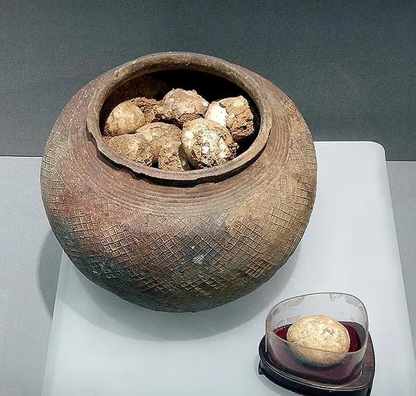 8. 2.800 yıllık tavuk yumurtasıyla dolu çömlek. (Jiangsu, Çin, Batı Zhou hanedanlığı, M.Ö 9. yüzyıl)