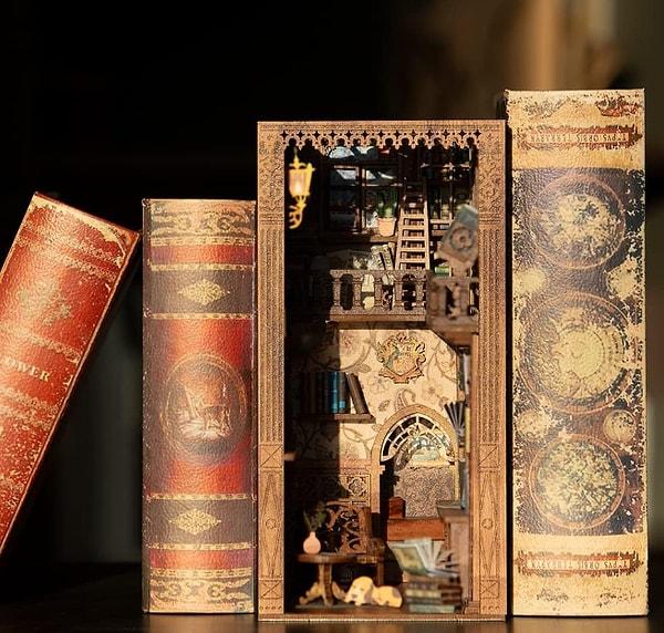 7. CUTEBEE Minyatür Book Nook Kiti, minik bir kütüphane görünümünde tasarlanmış, detaylarıyla göz dolduruyor.