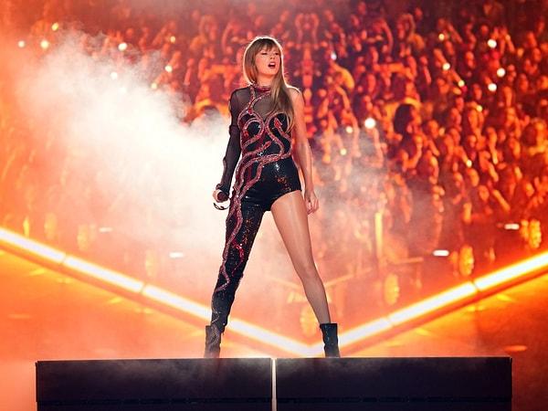 Hayranının konserde Swift'i penayı fırlatırken ve kendisini ağlarken çektiği video kısa sürede TikTok'ta viral oldu.