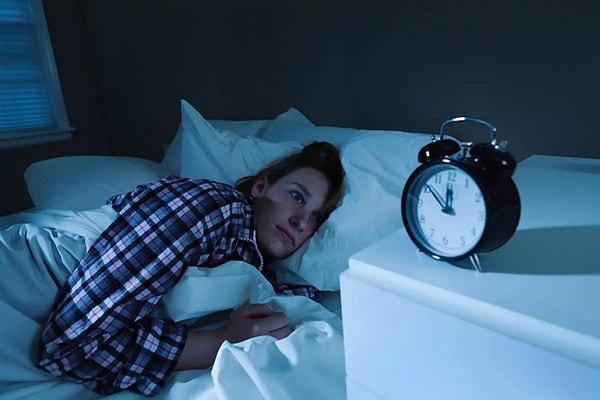 Daha önce yaşamayanlar için uyku felci sırasında bedeninizi dışardan görebilirsiniz ve hareket etmek mümkün değildir.