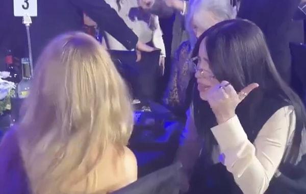 Geçtiğimiz gece bir Altın Küre faciası daha yaşandı ve törende yan yana oturan Billie ve Kylie ikilisi kameralara dedikodu yaparken yaklandı.