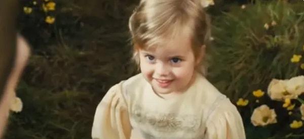 12. Maleficent filminde, Angelina Jolie'nin kızı Vivienne Jolie-Pitt, Elle Fanning tarafından canlandırılan Aurora'nın beş yaşındaki versiyonunu oynadı.