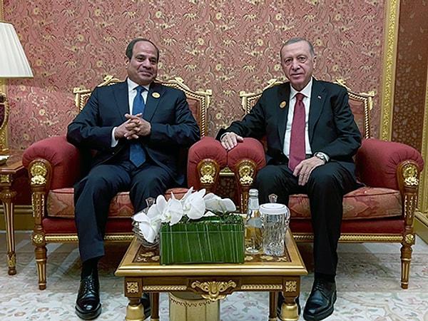 Cumhurbaşkanı Recep Tayyip Erdoğan, tam 11 yıl aradan sonra Mısır’a gitti. Erdoğan burada Mısır lideri Sisi ile görüştü, iki cumhurbaşkanı birçok işbirliği anlaşması imzalandı.