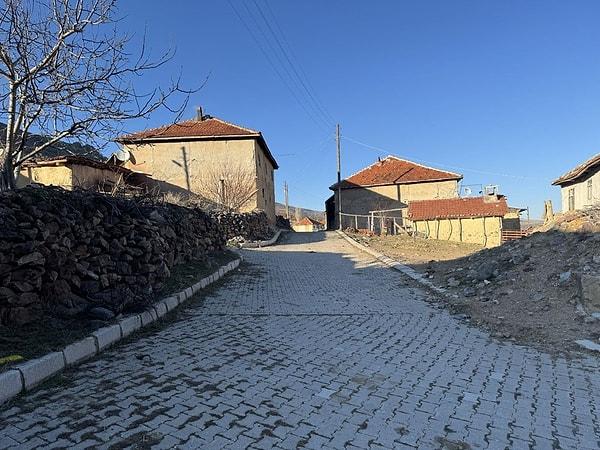 Köy nüfusunun büyük çoğunluğu, iş olanakları nedeniyle 2000'li yıllarda Denizli'nin Sarayköy ilçesine göç etti.