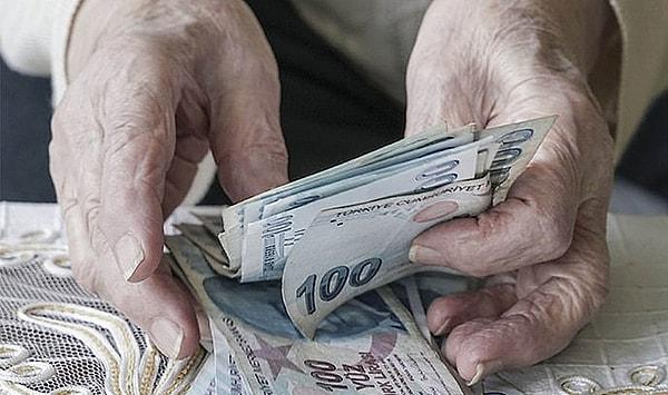 Emekli ikramiyelerinin 2 bin liradan 3 bin liraya çıkarılması sonrası maaşlara ve ikramiyelere zam konusundaki tartışmalar yeniden gündeme geldi.