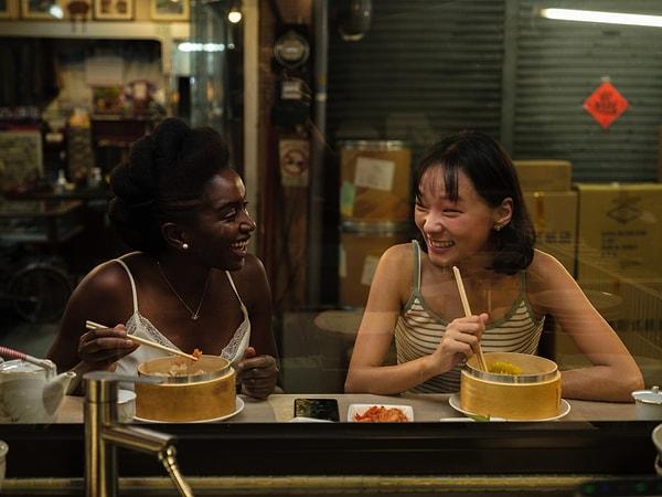 Filmin senaryosunu da Kessen Tall ile birlikte yazan Sissako, senaryoyu yazarken "La Colline Parfumée" ("Parfümlü Tepe") adlı restoranı işleten Afro-Çinli bir çiftten ilham aldı.