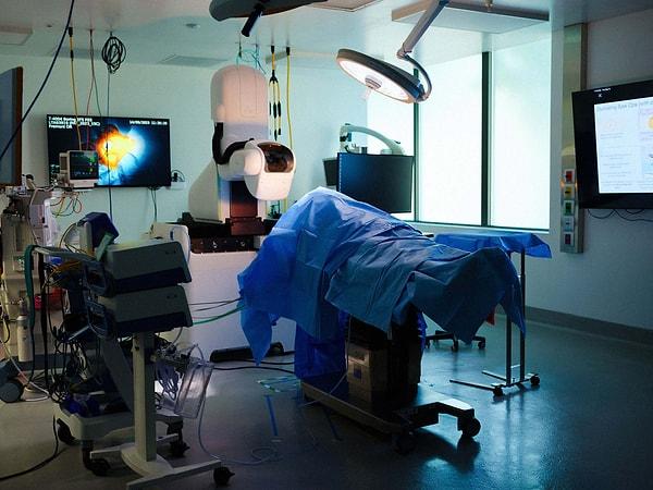 Şirket çipin, beynin hareket kontrolüyle ilgili bölümüne bir robot kullanılarak cerrahi bir işlemle yerleştirildiğini belirtti.