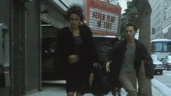 12. Dövüş Kulübü'nde Norton ve Marla sokakta yürürken, Brad Pitt'in filmi "Tibet'te Yedi Yıl"ı gösteren bir sinema salonunun önünden geçiyorlar.