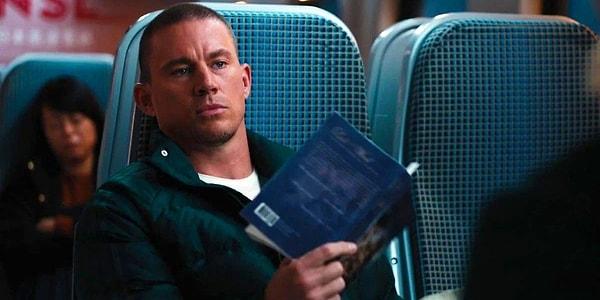 13. Bullet Train'de (2022) Channing Tatum'un cameosu sırasında okuduğu kitap, Brad Pitt ve Sandra Bullock ile birlikte oynadığı başka bir film olan The Lost City'den (2022) geliyor.