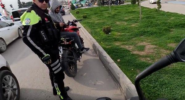 Motosiklet sürücüsünün kaskında yer alan kamera tarafından kaydedilen o görüntülerde, polis memuru büyük bir nezaket ile görevini gerçekleştiriyor.