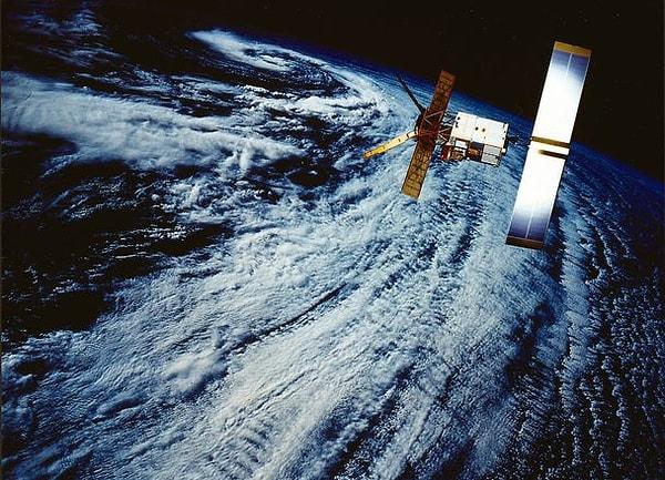 ERS uyduları kıyı şeritlerini izleme, kıta ve okyanus yüzeyi sıcaklıklarını ölçme, buzulların hareketlerini takip etme ve depremler sırasında yeryüzündeki değişiklikleri gözlemleme gibi birçok önemli görevi yerine getirdiler.