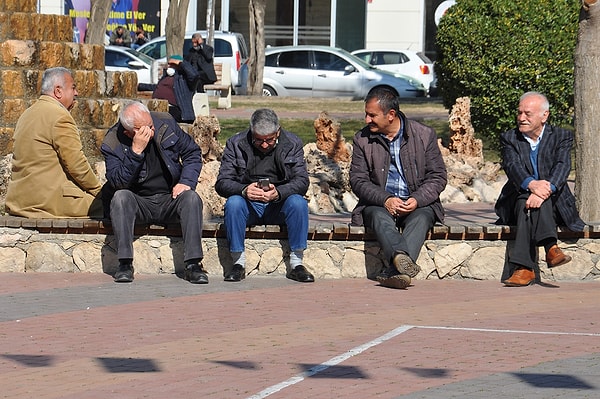 Uzun yıllar aynı işte ya da aynı iş ortamında çalışan insanlar emekli olunca aniden bocalar ve ne yapacağına bir türlü karar veremez. Bazıları da var ki kendilerine unutulmayacak ve haberlere çıkacak hobiler bulurlar.