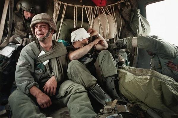 2. Kuveyt'teki savaşın bitmesinden bir gün önce tahliye edilen askerler. Fotoğrafta görülen asker tahliye edilmeden önce arkadaşını kaybettiği için duygularını kontrol edemedi. (27 Şubat 1991)