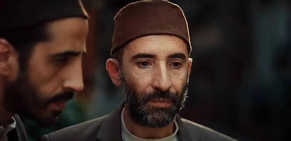 Özgü Namal, Özcan Deniz ve Mert Yazıcıoğlu'nun başrolü paylaştığı Kızıl Goncalar dizisinde Naim Efendi'yi canlandıran oyuncu Mert Turak'ın gerçek hayattaki hali merak edildi.