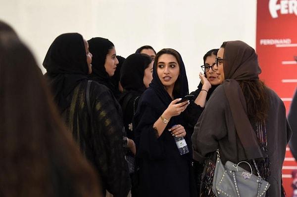 21 yaş ve üzerinde Suudi kadınların, yanlarında erkek "vasi" (eşi, babası veya başka bir erkek akrabası) bulunmadan pasaport başvurusunda bulunmasına ve seyahat etmesine izin çıktı.