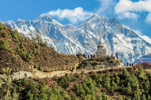 12. "Everest dağı ile meşhur olan Nepal kesinlikle çok güzel bir yer ancak her yıl dağı tırmanmaya çalışırken hayatını kaybeden turistlerin sayısı kesinlikle yüksek bir seviyede."