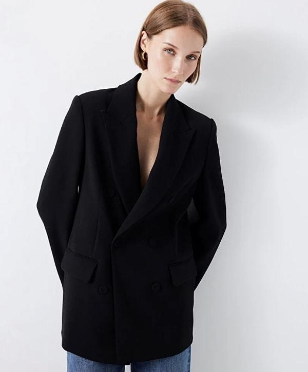 1. Siyah bir blazer ceket, her gardıropta bulunması gereken parçalardan sadece biri.