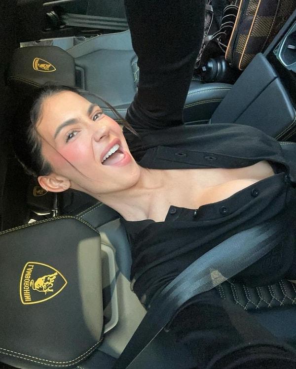 Instagram'da paylaştığı fotoğraflara baksanıza. Lamborghini'sinde verdiği pozlardan anlayacağınız, yüzünde gülücükler açıyor Kylie'nin.🌸