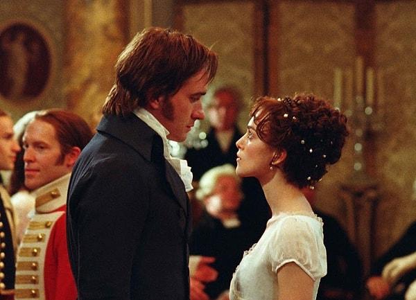 Elizabeth ve babası Bay Bennet arasındaki değişim, Pride & Prejudice'ın Birleşik Krallık versiyonunun son sahnesidir, ancak ABD versiyonu Elizabeth ve Darcy arasındaki romantizmi tamamlamak için ek bir an içerir.