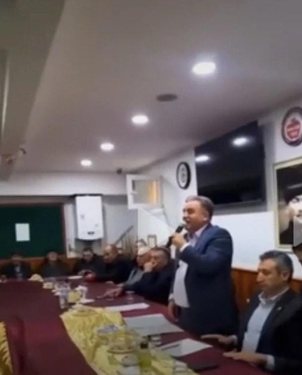Niğde'nin Hacıabdullah beldesinden belediye başkanı adayı gösterilen AK Partili Babaoğlan Altun, belde sakinlerini bir mekana toplayıp konuşma yaptı. Altun'un propaganda konuşması bir sosyal medya uygulamasından canlı olarak yayınlandı.