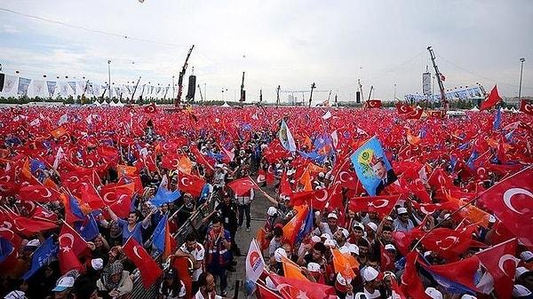 Kabaktepe, programda AK Parti'nin  İstanbul'da seçimler öncesi düzenleyeceği büyük miting için seçimlerin hemen öncesindeki son pazar gününü işaret etti.