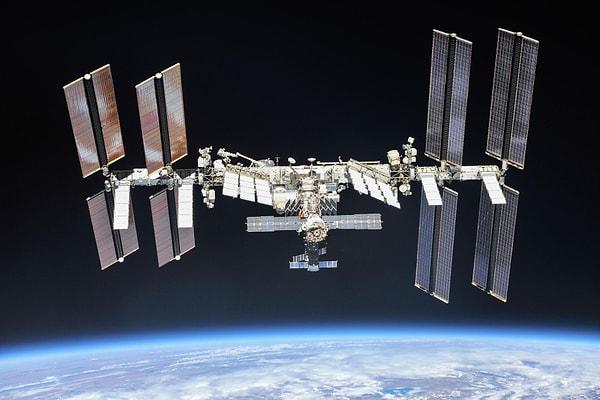 Uluslararası Uzay İstasyonu, uzayda dolaşan bir devasa laboratuvar gibi düşünebilirsiniz.