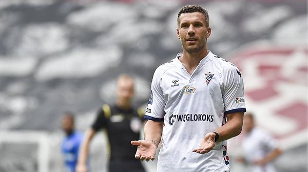 Tecrübeli forvet ayrıca futbolu da bırakmış değil. Podolski şu anda Polonya ekibi Gornik Zabrze'de üçüncü sezonunu yaşıyor.