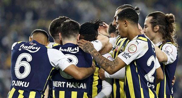 Fenerbahçe, ligde son olarak Kasımpaşa'yı konuk etti. Lider Galatasaray'ın iki puan gerisinde yer alan sarı-lacivertliler, hata yapmadı.