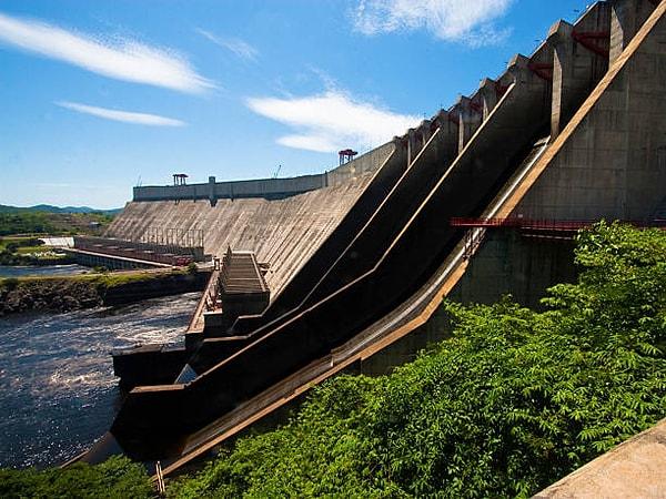 5. Guri Barajı, sadece bir enerji kaynağı değil, aynı zamanda Venezuella'nın refahı ve ilerlemesi için hayati bir rol oynayan bir yapı!