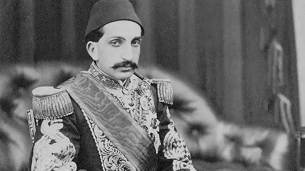 Ancak geçtiğimiz yıllarda bir programda Abdülhamit'in torunu Ertuğrul Osman'ın "Dedem rom içerdi" açıklaması akıllara geldi.